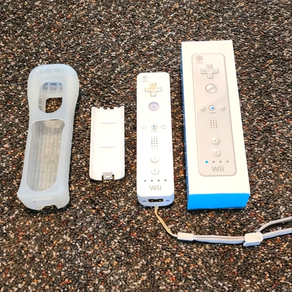 Nintendo Wii Console with Remote, Sensor Bar, AV Cable, AC Adapter & More - Picture 4 of 12